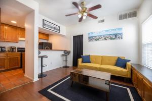 奥斯汀Charming mini-suite in West Campus!的客厅配有黄色沙发和吊扇