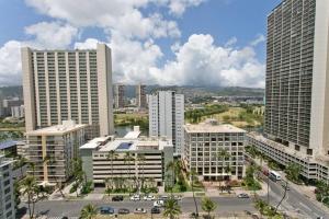檀香山Royal Kuhio 1602 - Spacious Studio with Stunning Mountain Views in the Heart of Waikiki!的城市空中景观高楼
