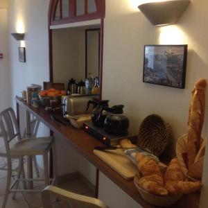 比亚里茨小酒店的一个带桌子、面包和镜子的柜台