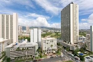 檀香山Royal Kuhio 1702 - Spacious Studio with Stunning Mountain City Views in the Heart of Waikiki!的享有城市和高楼的景色