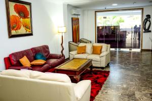 罗安达Brisotel - Beira Mar的客厅配有两张沙发和一张咖啡桌