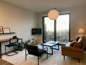 Brown DeerFlexhome Brown Deer 1BR Apt G1 - READ INFO的客厅配有沙发和桌子