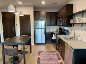 Brown DeerFlexhome Brown Deer 1BR Apt G1 - READ INFO的厨房配有木制橱柜和不锈钢冰箱。