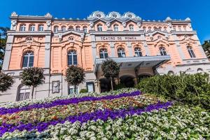 穆尔西亚Catedral Plaza的一座建筑前面有花园