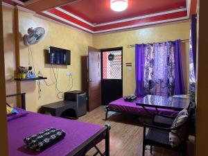 阿拉米诺斯Vhauschild Transient Rooms -B的配有一张紫色床和一张桌子的房间
