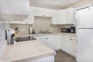苏必利尔4 Bedroom House by Leavetown Vacations的厨房配有白色橱柜和白色冰箱。