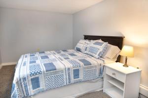 苏必利尔4 Bedroom House by Leavetown Vacations的一间卧室配有一张带蓝色和白色床单的床。