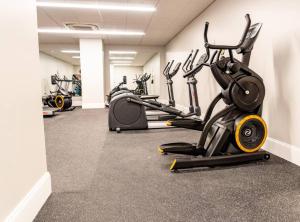 匹兹堡HostWise Stays - The Washington at Chatham - Free Parking, Private Gym, Skyline Views!的健身房,室内配有几辆健身自行车