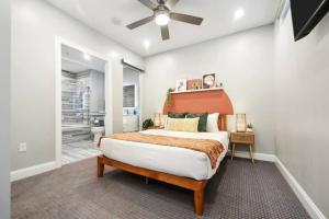 匹兹堡HostWise Stays - The Washington at Chatham - Free Parking, Private Gym, More!的一间卧室配有一张带橙色床头板的大床