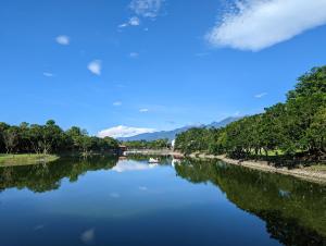 关山镇漫旅行民宿的一条有树木和蓝天的河流