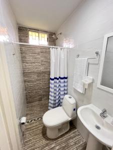 金巴亚Yellow House的白色的浴室设有卫生间和水槽。