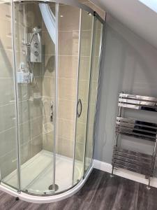 格里姆斯比4-Bedroom Cottage in Healing, Grimsby的浴室内带玻璃淋浴间