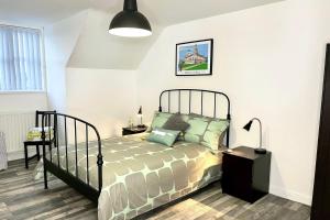 贝尔法斯特Harland View Apartment的一间卧室配有一张床和一盏灯