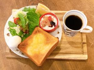 大阪切尔西彩虹旅馆的盘子,夹三明治,沙拉和咖啡
