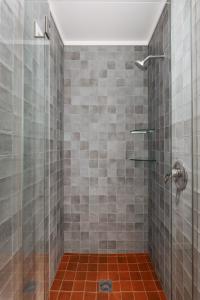 芒格努伊山弥生贝尔汽车旅馆的带淋浴的浴室和玻璃门