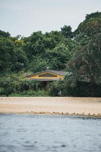 伊尔哈德博伊巴Pousada Pouso da Maré的海滩上的房子