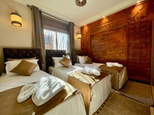 梅尔祖卡Hotel Apartments Lexpert的酒店客房,配有两张带毛巾的床