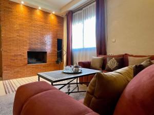 梅尔祖卡Hotel Apartments Lexpert的客厅配有两张沙发和一张桌子