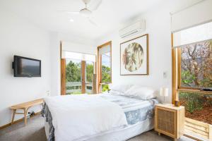 卡尔布拉海滩Maldas Retreat Pet Friendly Absolute Beachfront with Spa的白色的卧室设有床和窗户