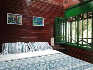 卡利Chalet a orillas del rio Pance的一间卧室设有一张床和木墙