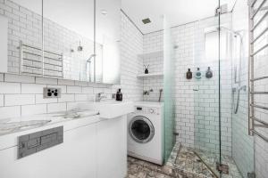 悉尼Studio Bondi Beach的白色的浴室内配有洗衣机。