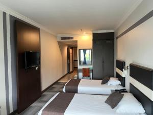 太平Legend Inn Taiping的酒店客房设有两张床和一台平面电视。