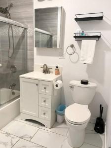 长滩LBC Paradise Bungalow的白色的浴室设有卫生间和水槽。