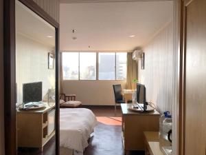 新竹荷米斯饭店 的酒店客房配有一张床和一张带电脑的书桌