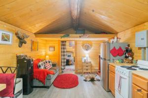 费尔班克斯1 Bd Deluxe Log Cabin View Northern Lights的带冰箱和红色地毯的小厨房