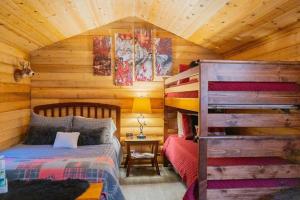 费尔班克斯1 Bd Deluxe Log Cabin View Northern Lights的小木屋内一间卧室,配有两张床