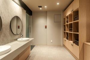 水户水户三之丸酒店(Mito Sannomaru Hotel)的浴室设有2个水槽和镜子