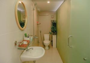 胡志明市Galaxy Boutique Sai Gon Central Hotel的一间带水槽、卫生间和镜子的浴室