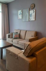 金马仑高原G Residence - 3R2B The Retreat, Aranda Nova, Cameron Highlands的客厅配有沙发和桌子
