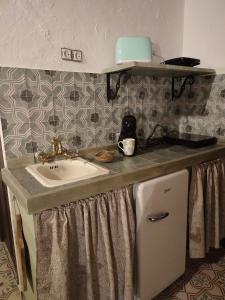 塞特尼尔El Escondite de Martina, Áticos Románticos的客房内的盥洗盆浴室台面