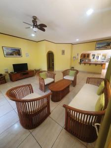 拉迪格岛通行度假别墅度假屋的客厅配有椅子、沙发和电视