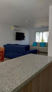 阿卡普尔科Hermosa casa en Acapulco con club de Playa.的客厅配有蓝色的沙发和台面