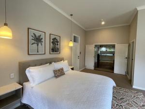 丹马克Winniston Lodge Luxury Accommodation的卧室配有白色大床和白色枕头