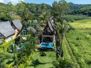 象岛马尼普拉别墅的享有带游泳池和棕榈树的别墅的空中景致