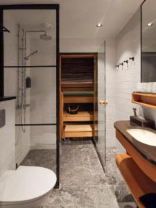 基尔匹斯扎我维Cahkal Hotel的带淋浴、卫生间和盥洗盆的浴室