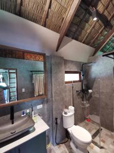 卢纳将军城Domu Mia Villa Siargao的一间带卫生间和水槽的浴室