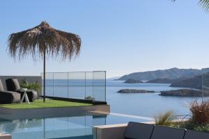巴利恩Mayana Luxury Villa, an infinite blue experience, by ThinkVilla的海景游泳池