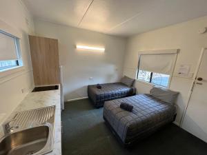 格拉夫顿Hi-Way Motel Grafton - Contactless的小房间设有两张床和盥洗盆