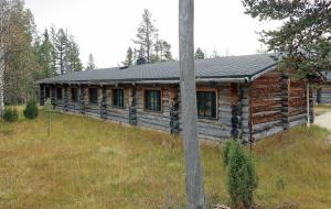 萨利色尔卡Kuukkeli Log Houses Porakka Inn的野外黑屋顶小木屋