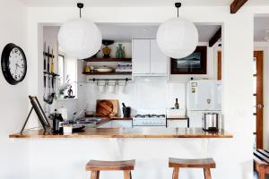 WarncoortTarndwarncoort Homestead的厨房配有白色橱柜和2盏吊灯