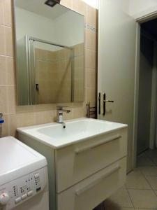 东塞斯特里La Piazzetta的浴室设有白色水槽和镜子