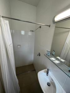 格拉夫顿Hi-Way Motel Grafton - Contactless的白色的浴室设有水槽和镜子