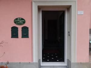 东塞斯特里La Piazzetta的粉红色的房子,有门和标志