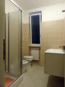 东塞斯特里La Piazzetta的浴室配有卫生间、盥洗盆和淋浴。