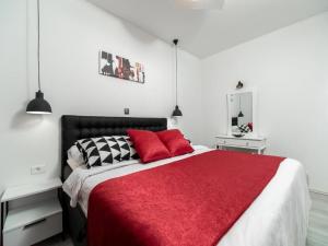 尼亚卢卡Apartment Dionis Domus的一间卧室配有一张带红色毯子的大床