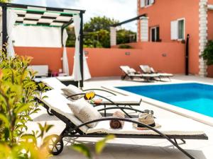 尼亚卢卡Apartment Dionis Domus的一个带游泳池和躺椅的庭院